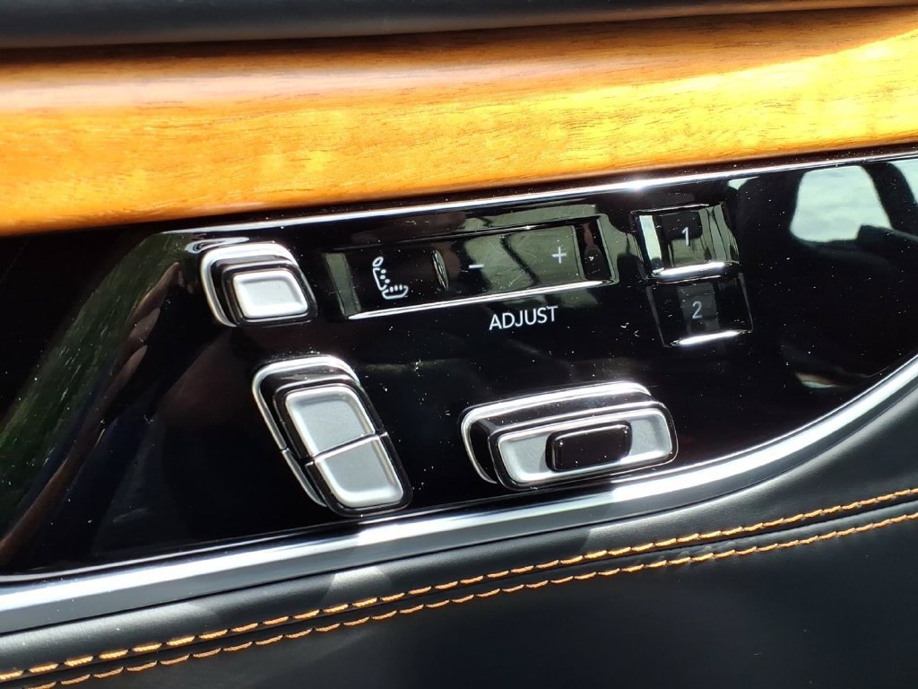 Used 2024 Jeep Grand Wagoneer L Series III AWD/4WD image 22