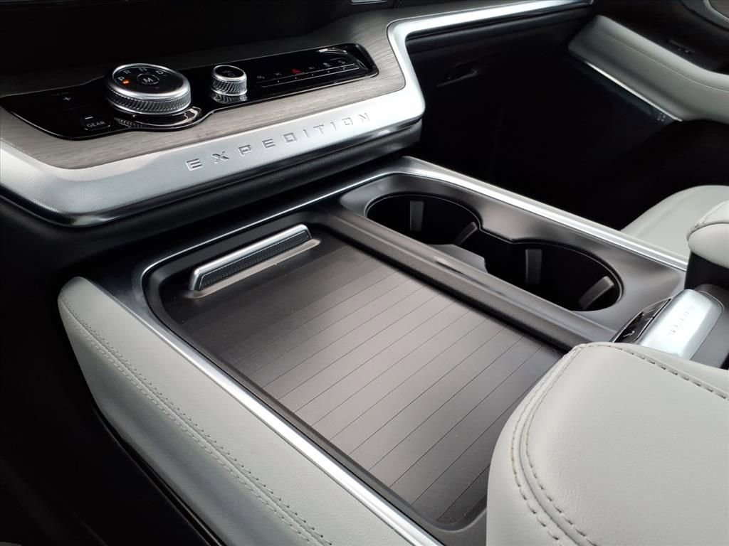Certified 2025 Ford Expedition Platinum image 26