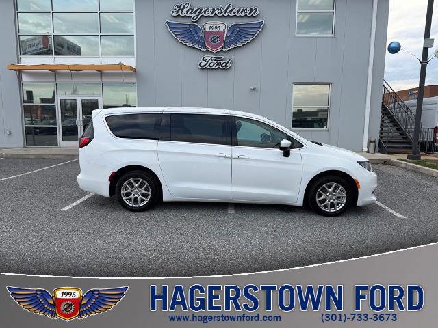 Used 2023 Chrysler Voyager LX FWD image 6