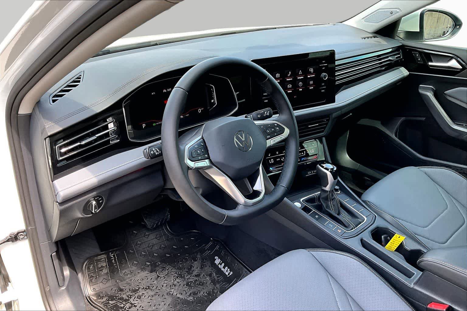 Used 2025 Volkswagen Jetta SEL FWD image 18