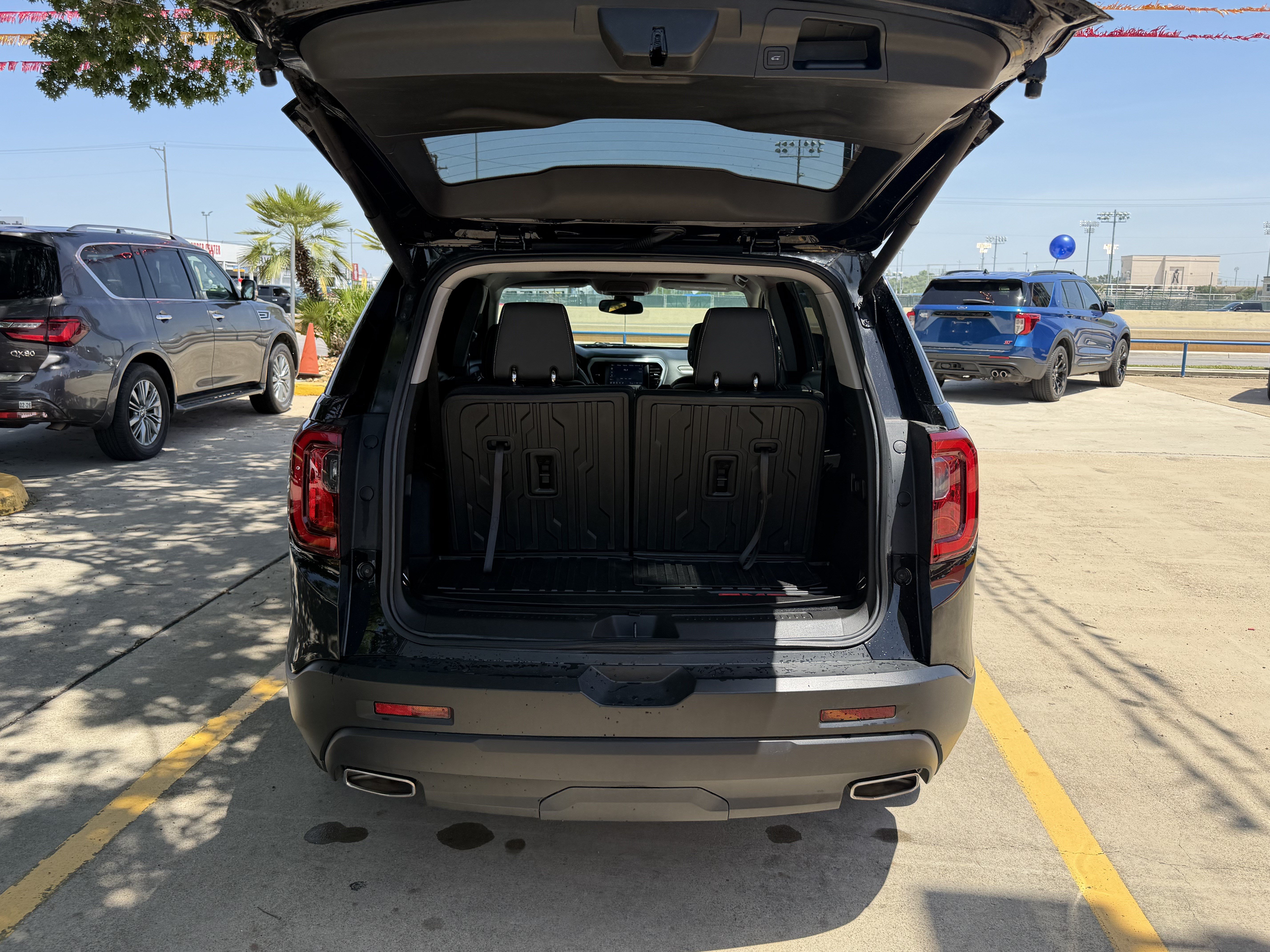 Used 2023 GMC Acadia SLT w/ Elevation Edition FWD image 8