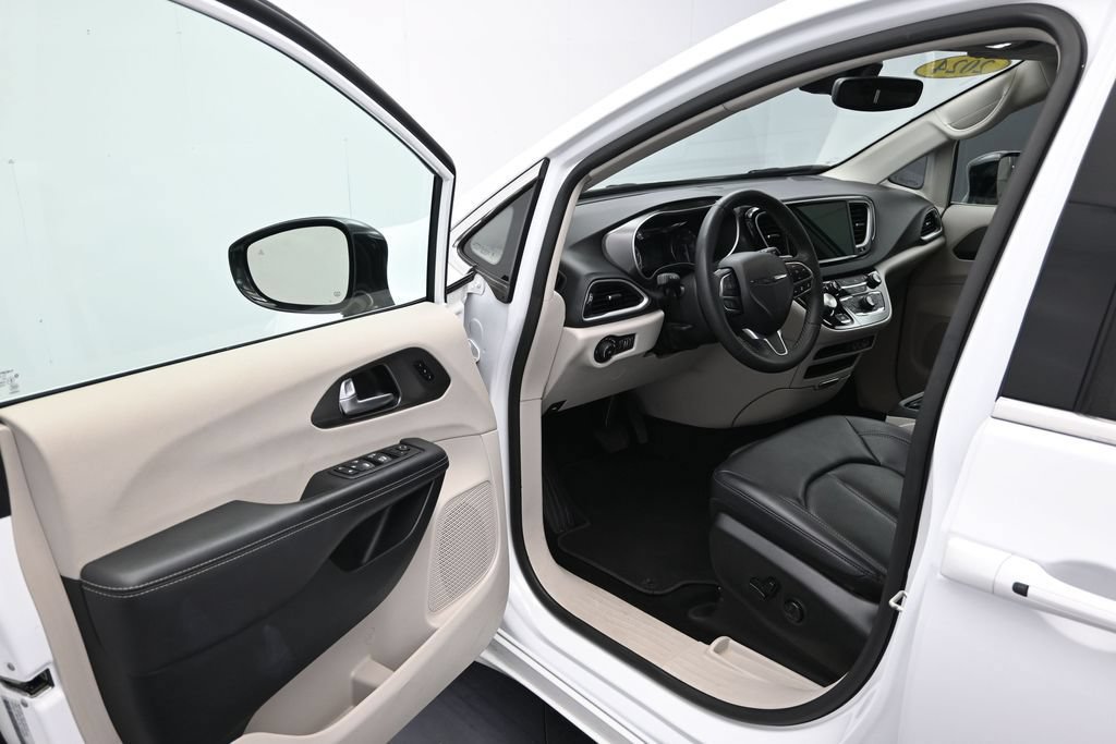 Used 2024 Chrysler Pacifica Touring-L FWD image 12