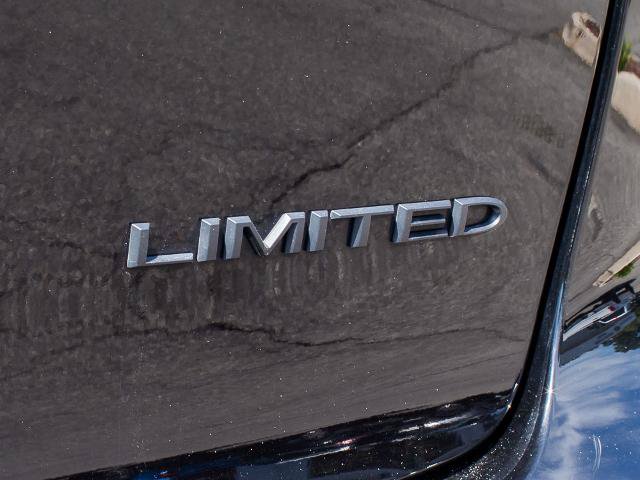 Used 2025 Chrysler Pacifica Limited FWD image 11