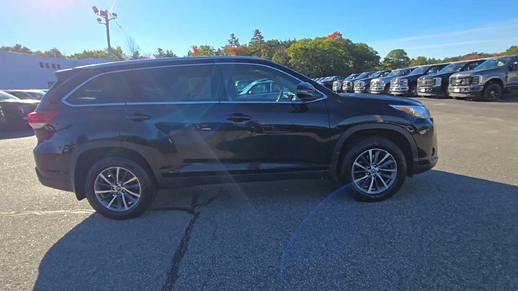 Used 2019 Toyota Highlander XLE w/ Carpet Mat Package (TMS) AWD/4WD image 21