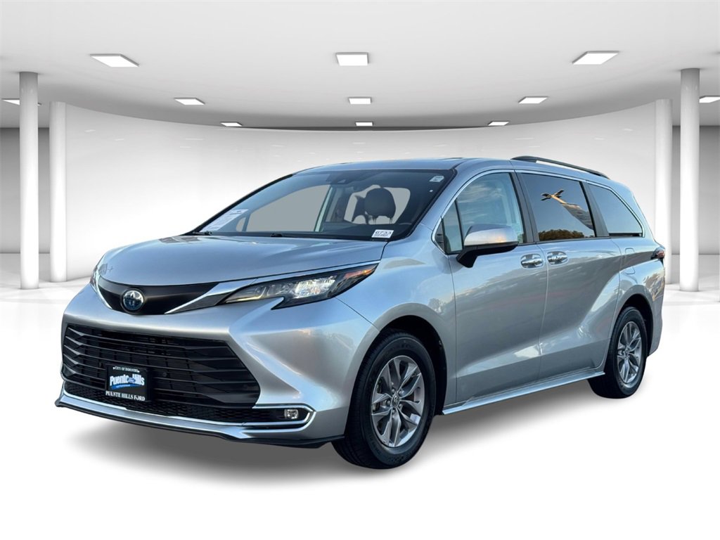 Used 2024 Toyota Sienna XLE image 2