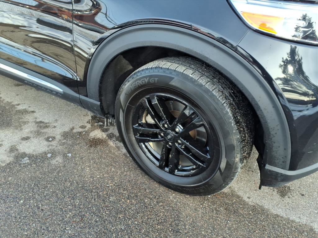 Certified 2023 Ford Explorer XLT w/ Equipment Group 202A image 5