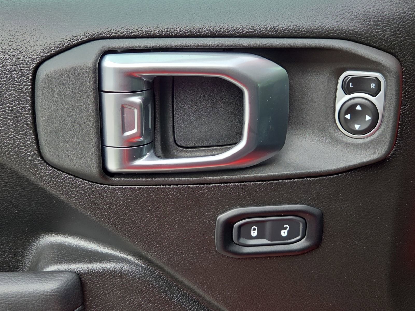 Used 2025 Jeep Gladiator Sport image 13