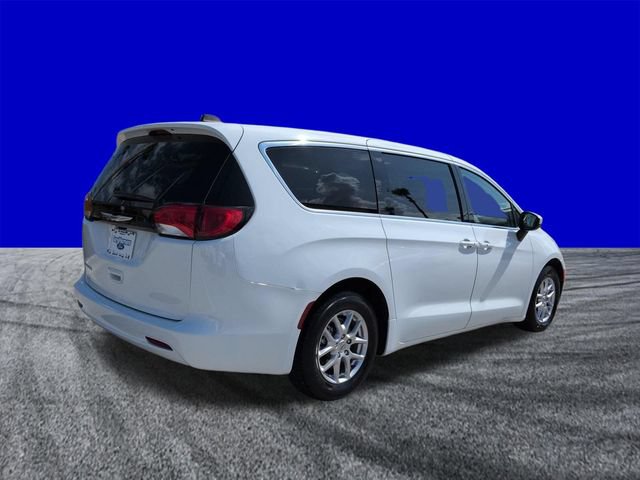 Used 2023 Chrysler Voyager LX FWD image 4