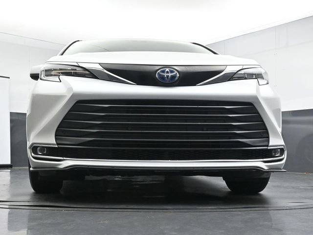Used 2024 Toyota Sienna XLE FWD image 28