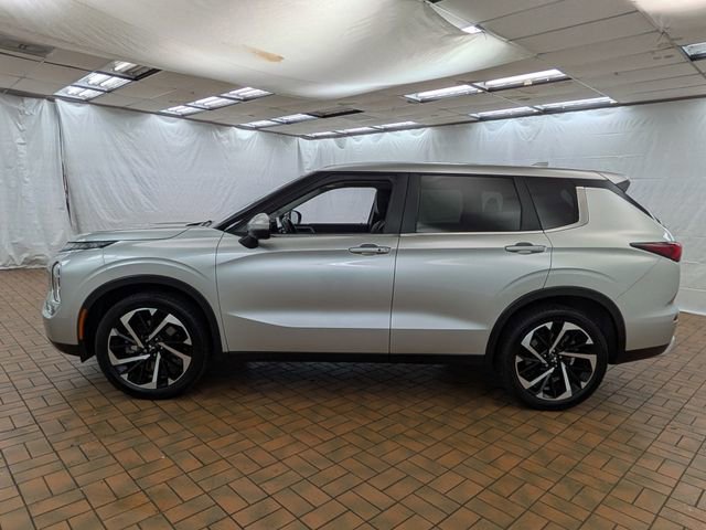 Used 2024 Mitsubishi Outlander SE image 2