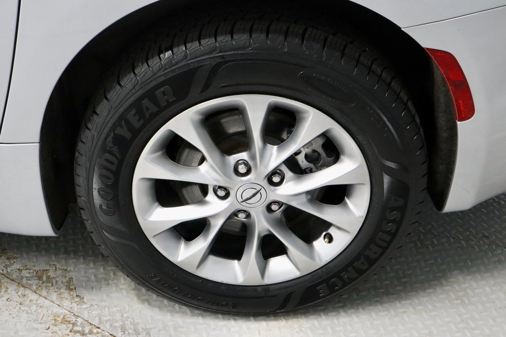 Used 2024 Chrysler Pacifica Touring-L image 19