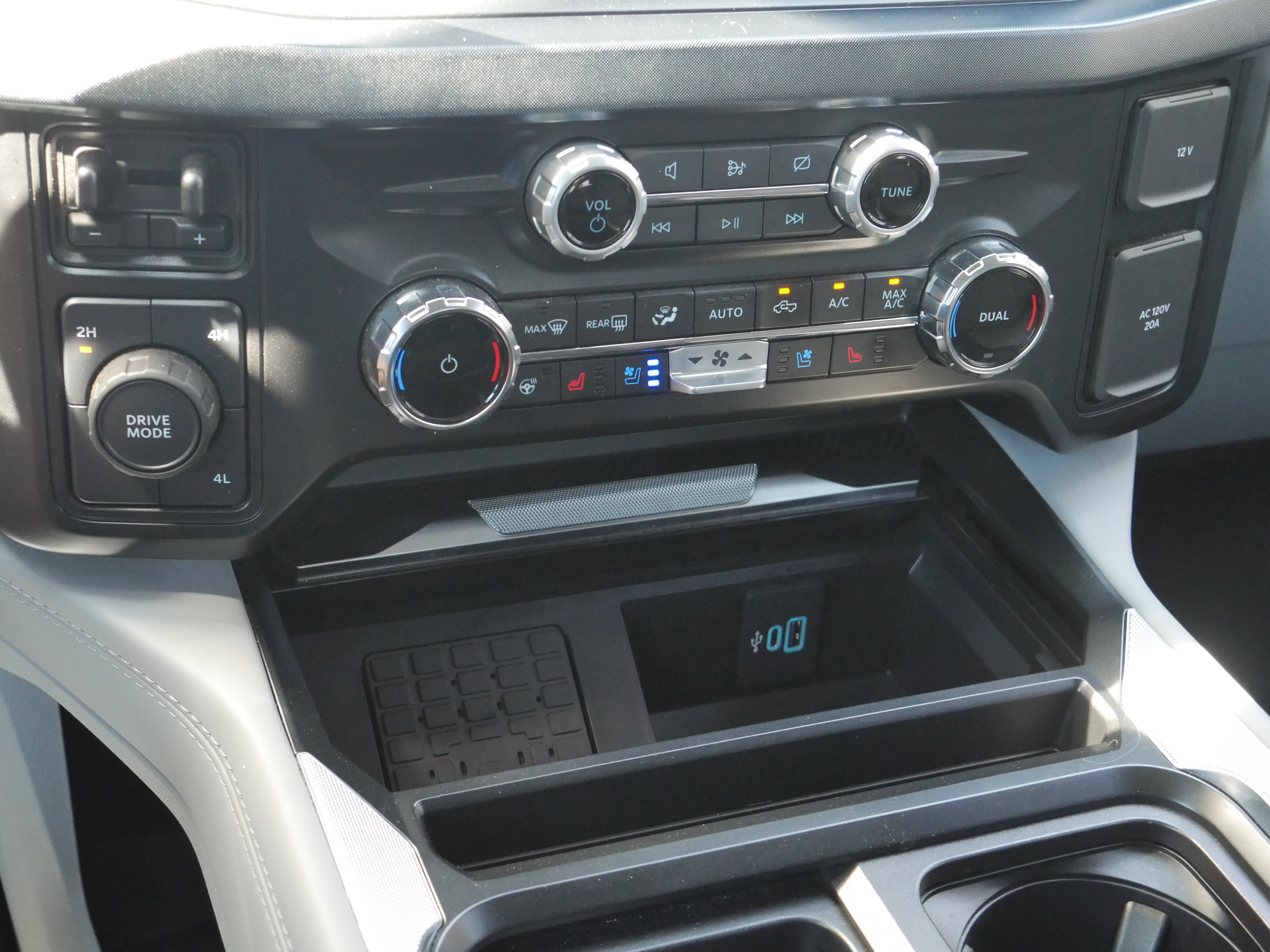Certified 2024 Ford F350 Limited w/ FX4 Off-Road Package AWD/4WD image 17