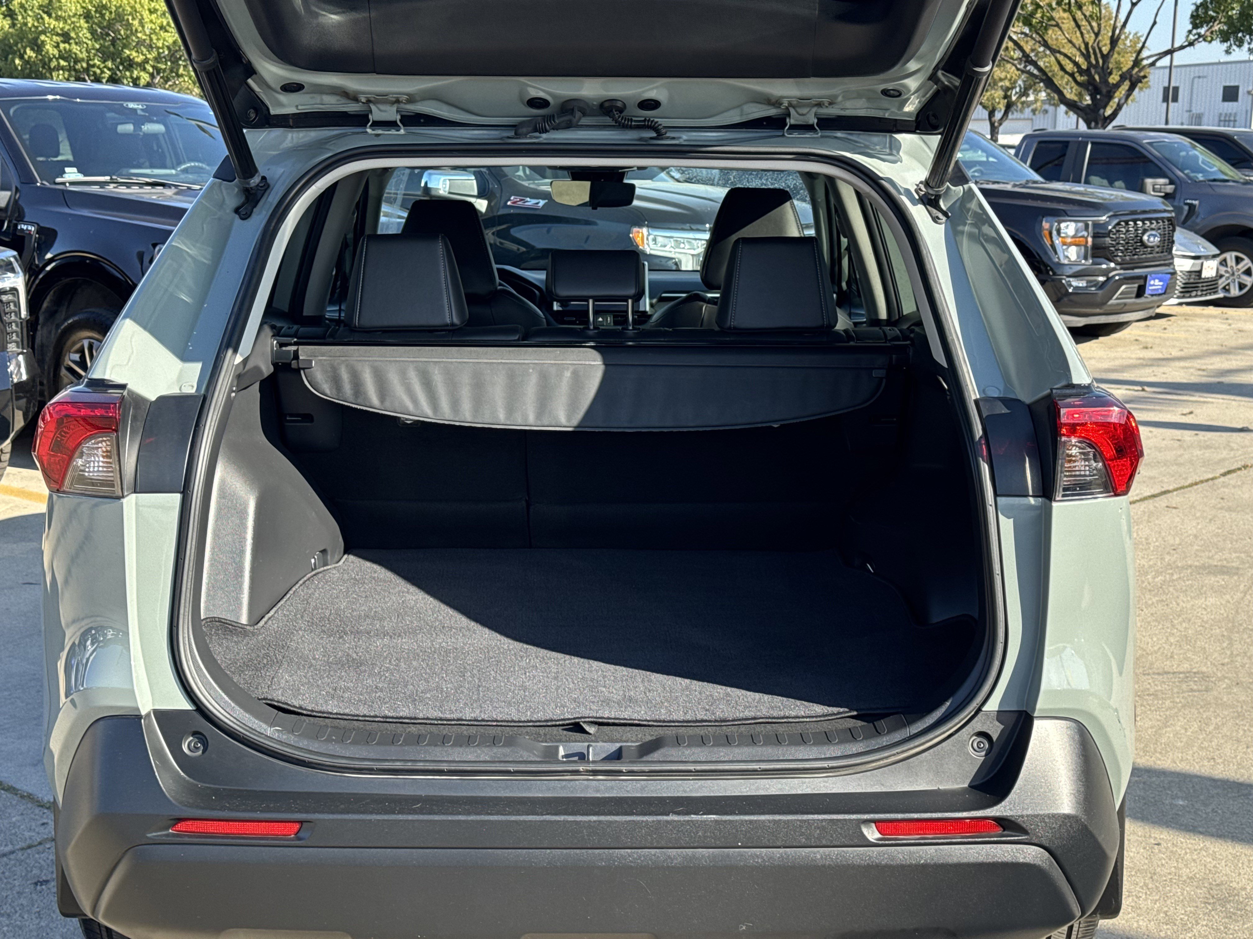 Used 2023 Toyota RAV4 XLE Premium image 12