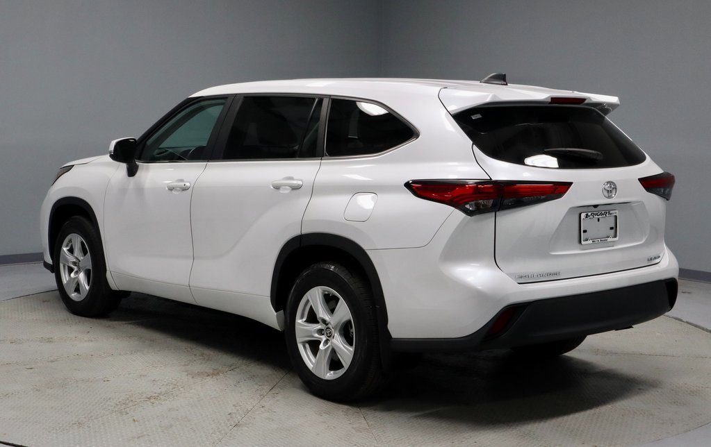 Used 2023 Toyota Highlander LE image 3