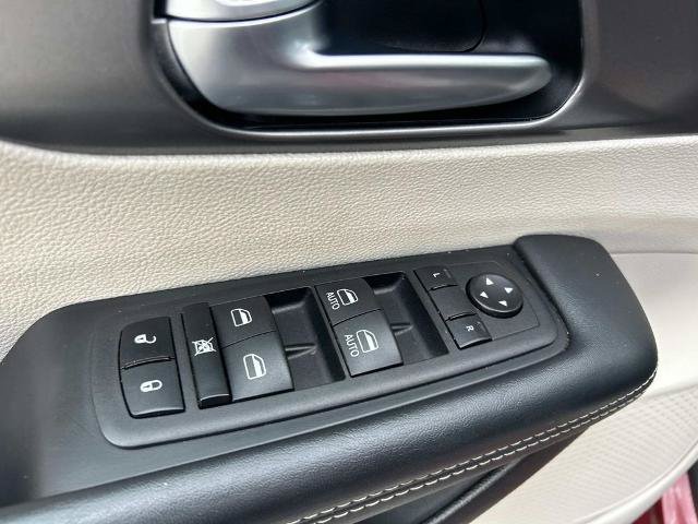 Used 2023 Chrysler Pacifica Touring-L FWD image 24
