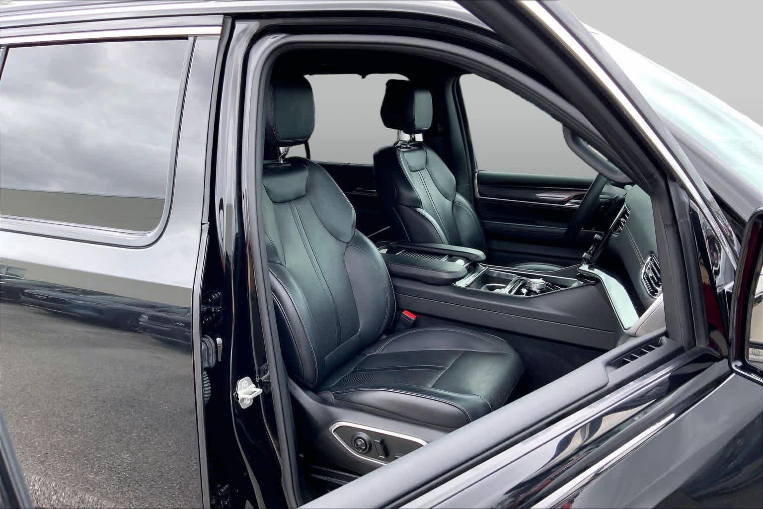 Used 2023 Jeep Wagoneer L 4WD w/ Convenience Group I image 9
