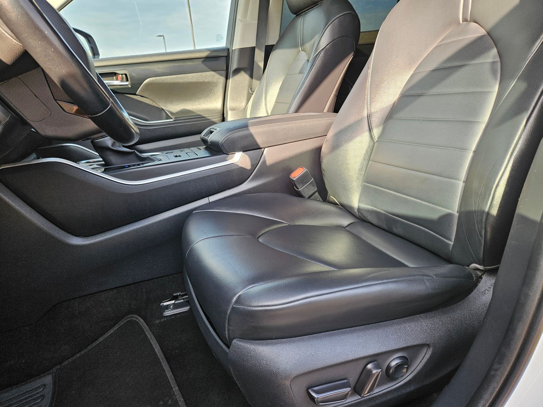 Used 2020 Toyota Highlander XLE AWD/4WD image 26