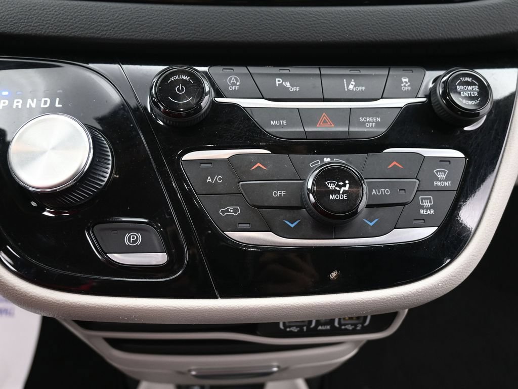 Used 2024 Chrysler Pacifica Touring-L FWD image 11
