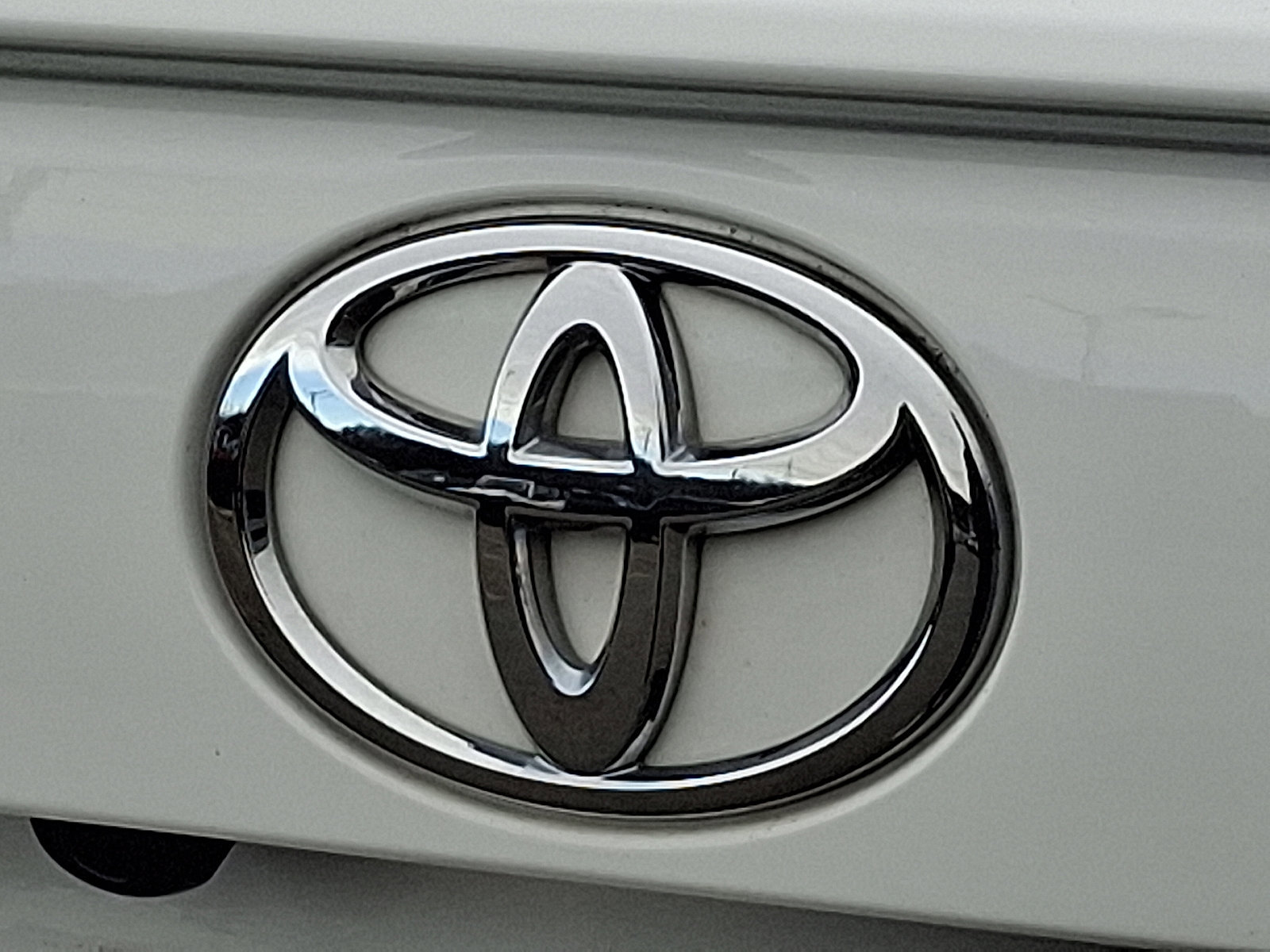 Used 2020 Toyota RAV4 LE w/ Carpet Mat Package image 28