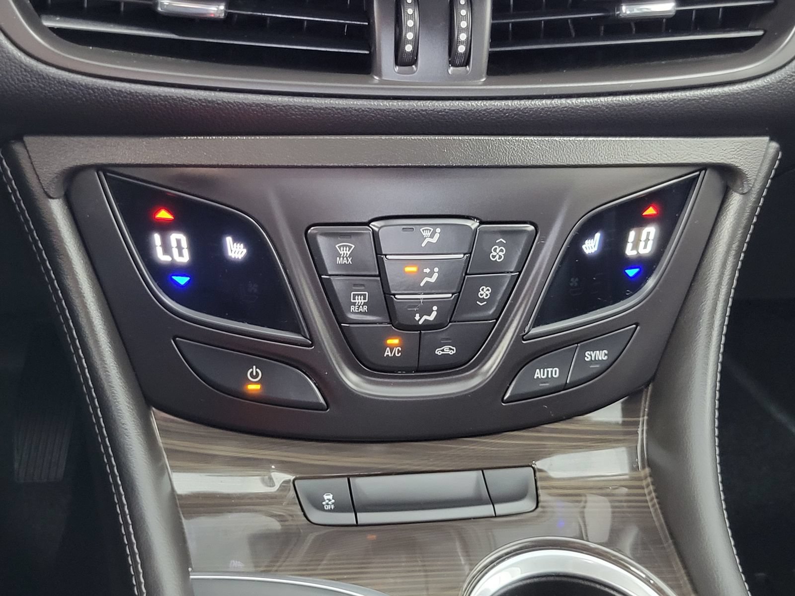 Used 2020 Buick Envision Essence AWD/4WD image 21