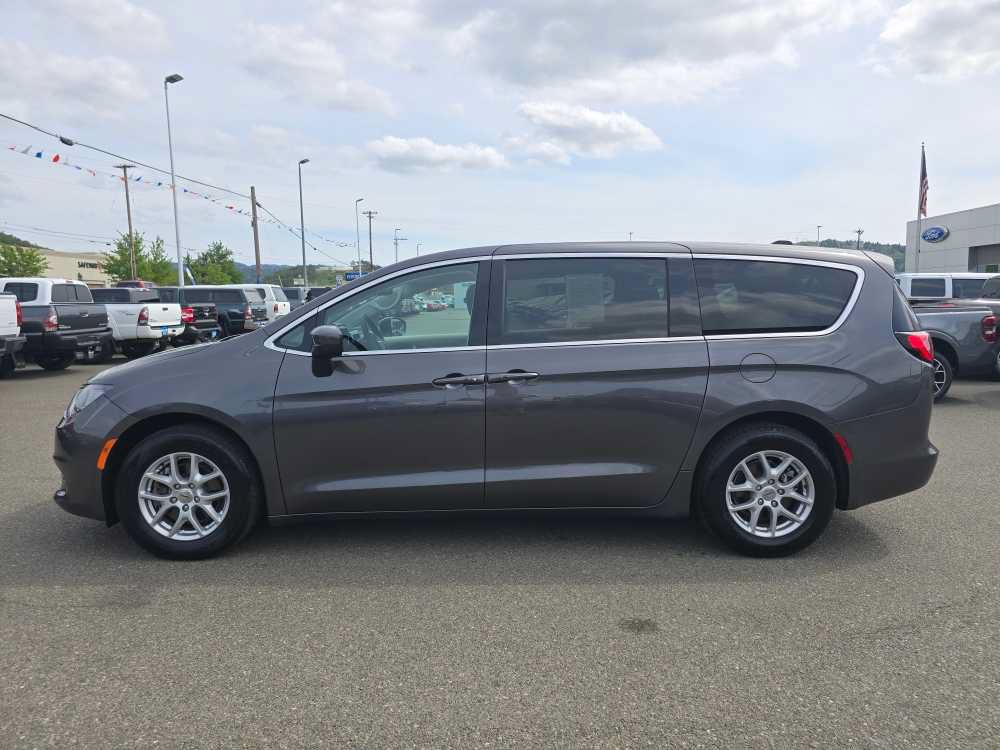 Used 2023 Chrysler Voyager LX FWD image 2