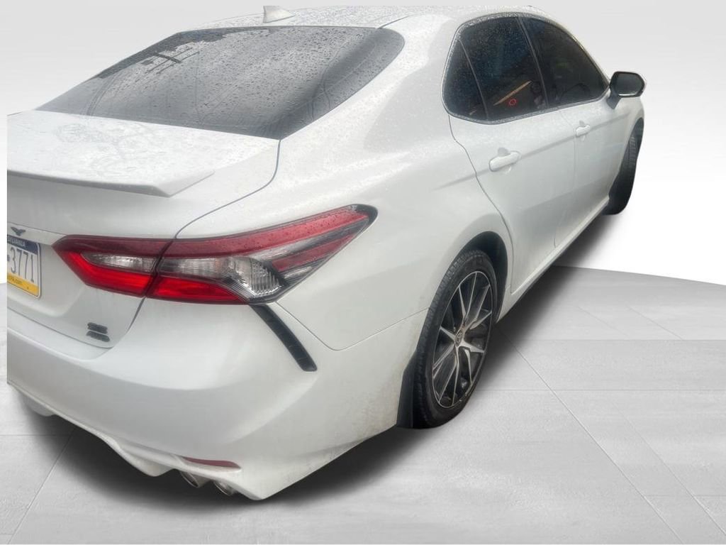 Used 2022 Toyota Camry SE w/ Cold Weather Package image 9