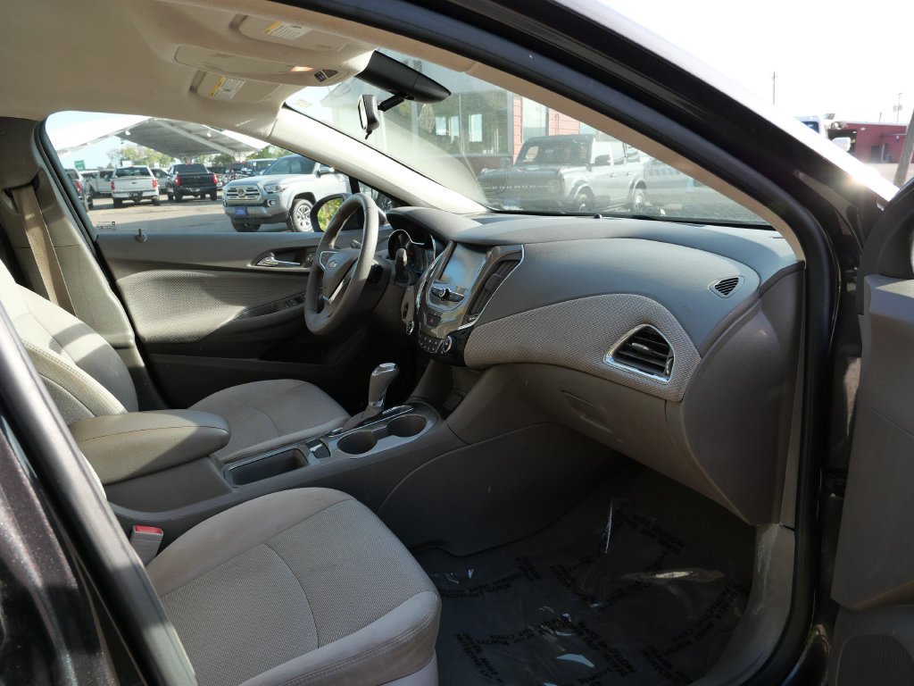 Used 2017 Chevrolet Cruze LT w/ Convenience Package FWD image 11