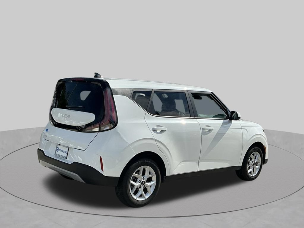 Used 2025 Kia Soul LX w/ LX Technology Package FWD image 9