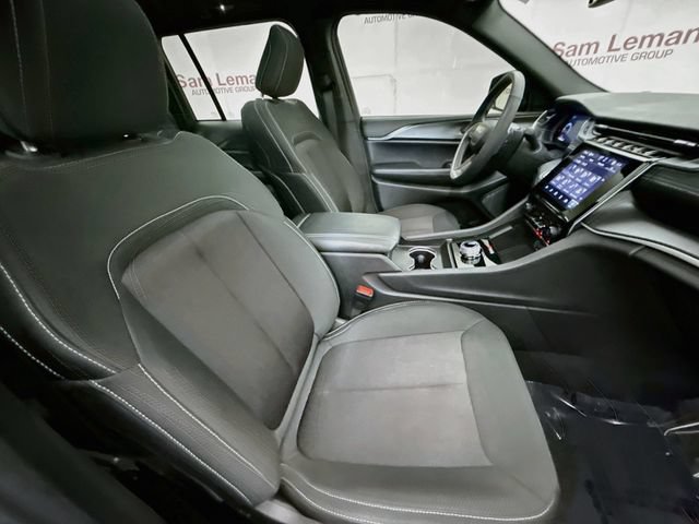 Used 2024 Jeep Grand Cherokee Laredo X w/ Luxury Tech Group I AWD/4WD image 28