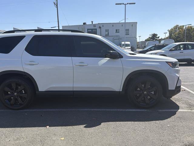 Used 2025 Honda Pilot Black Edition image 2