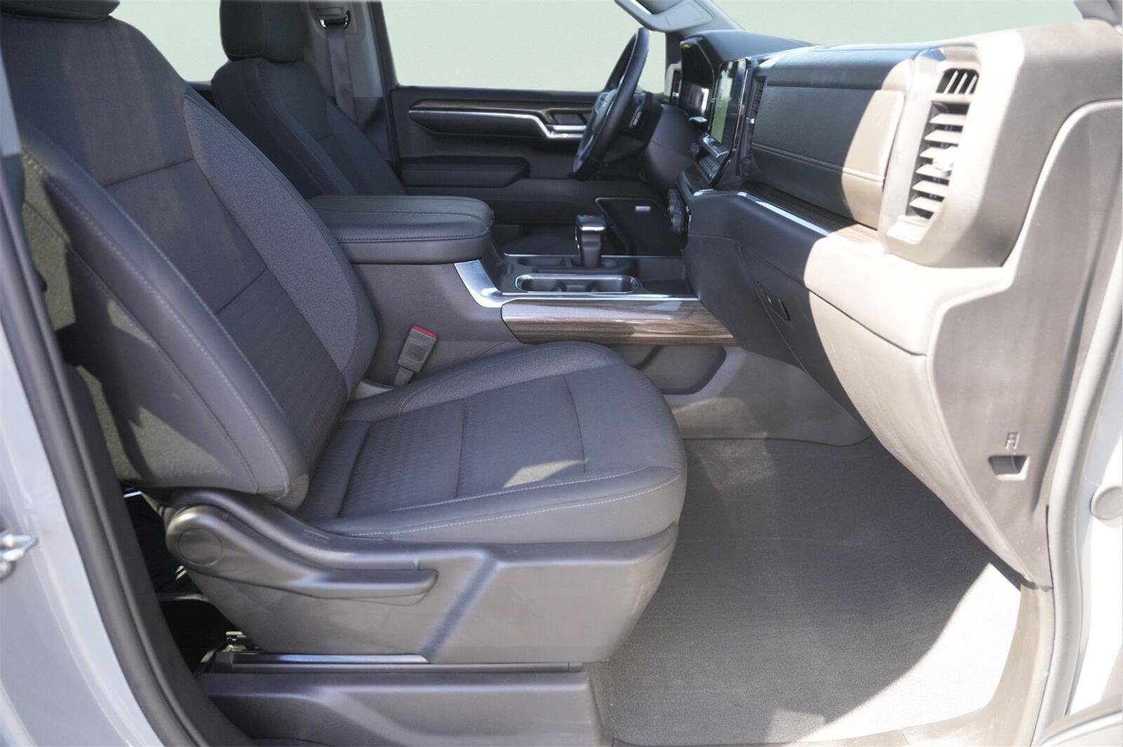 Used 2024 Chevrolet Silverado 1500 LT Trail Boss w/ Convenience Package II AWD/4WD image 18