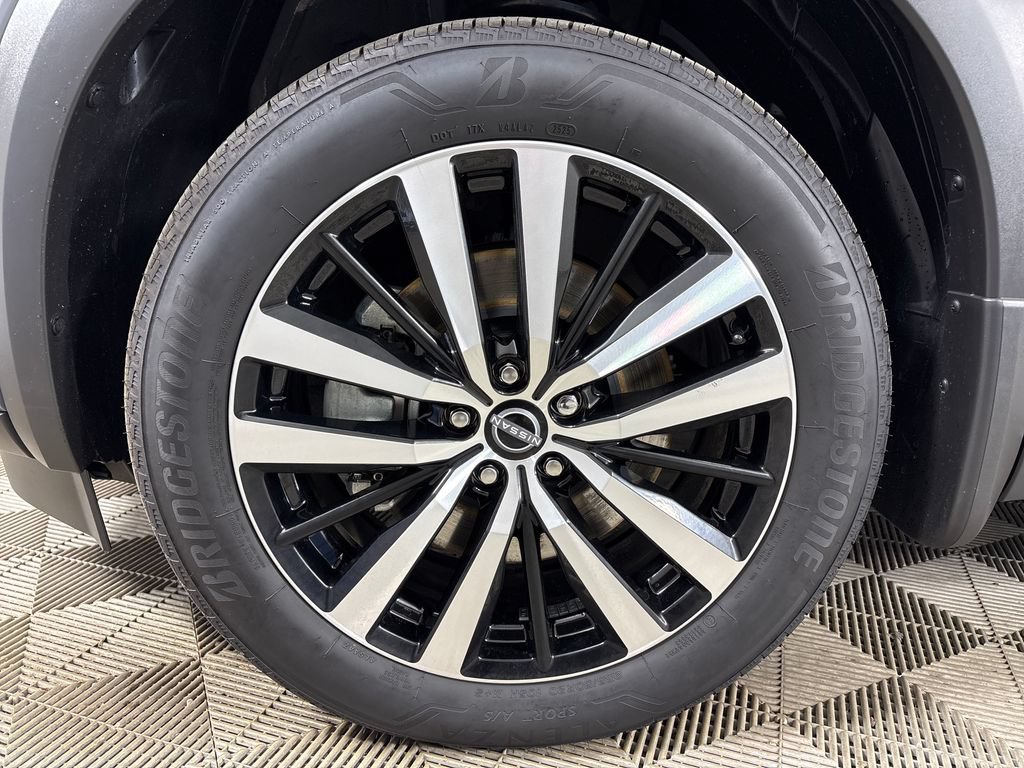 Used 2025 Nissan Pathfinder Platinum w/ Black Appearance Package FWD image 12