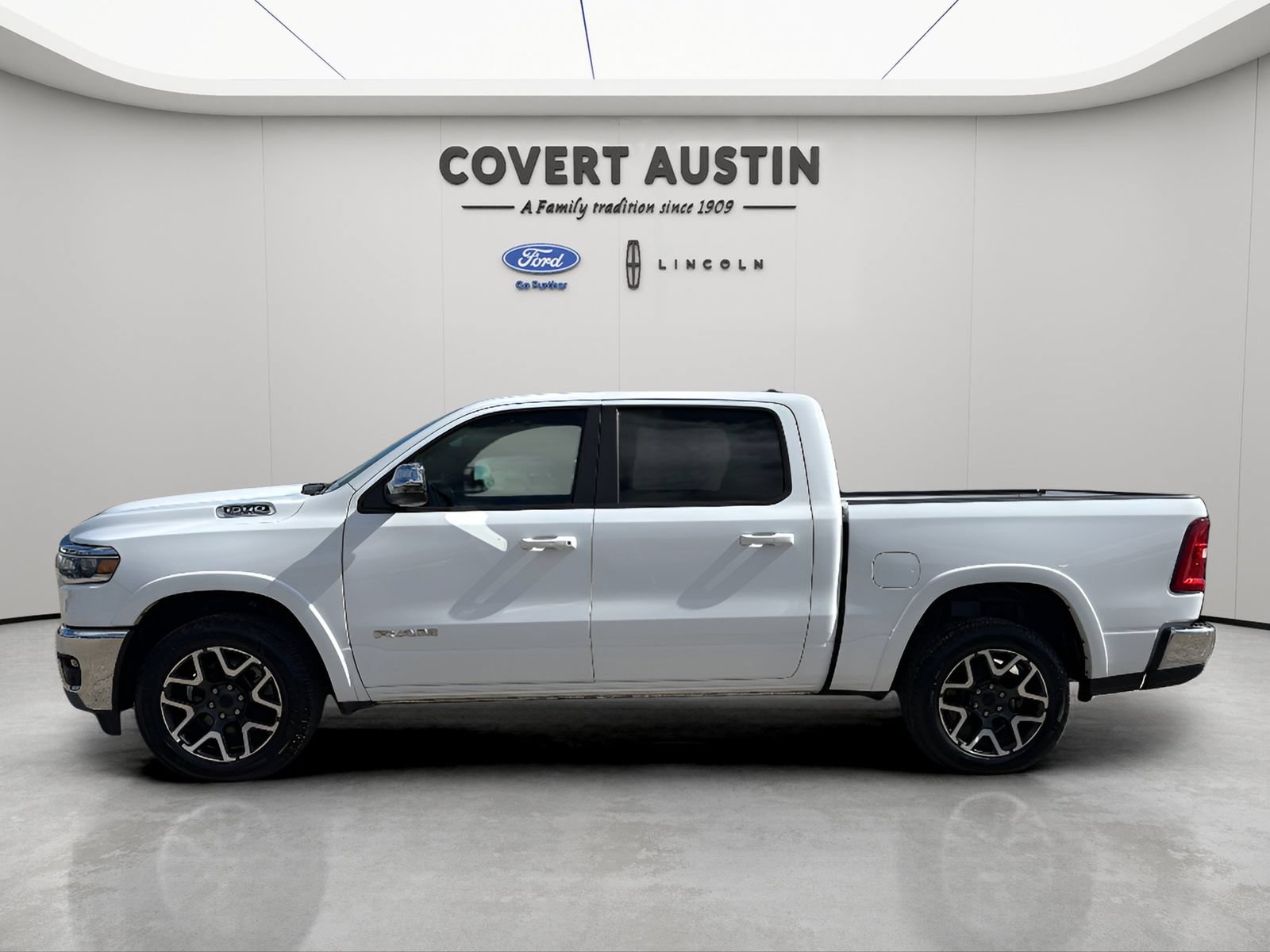 Used 2025 RAM 1500 Laramie AWD/4WD image 3