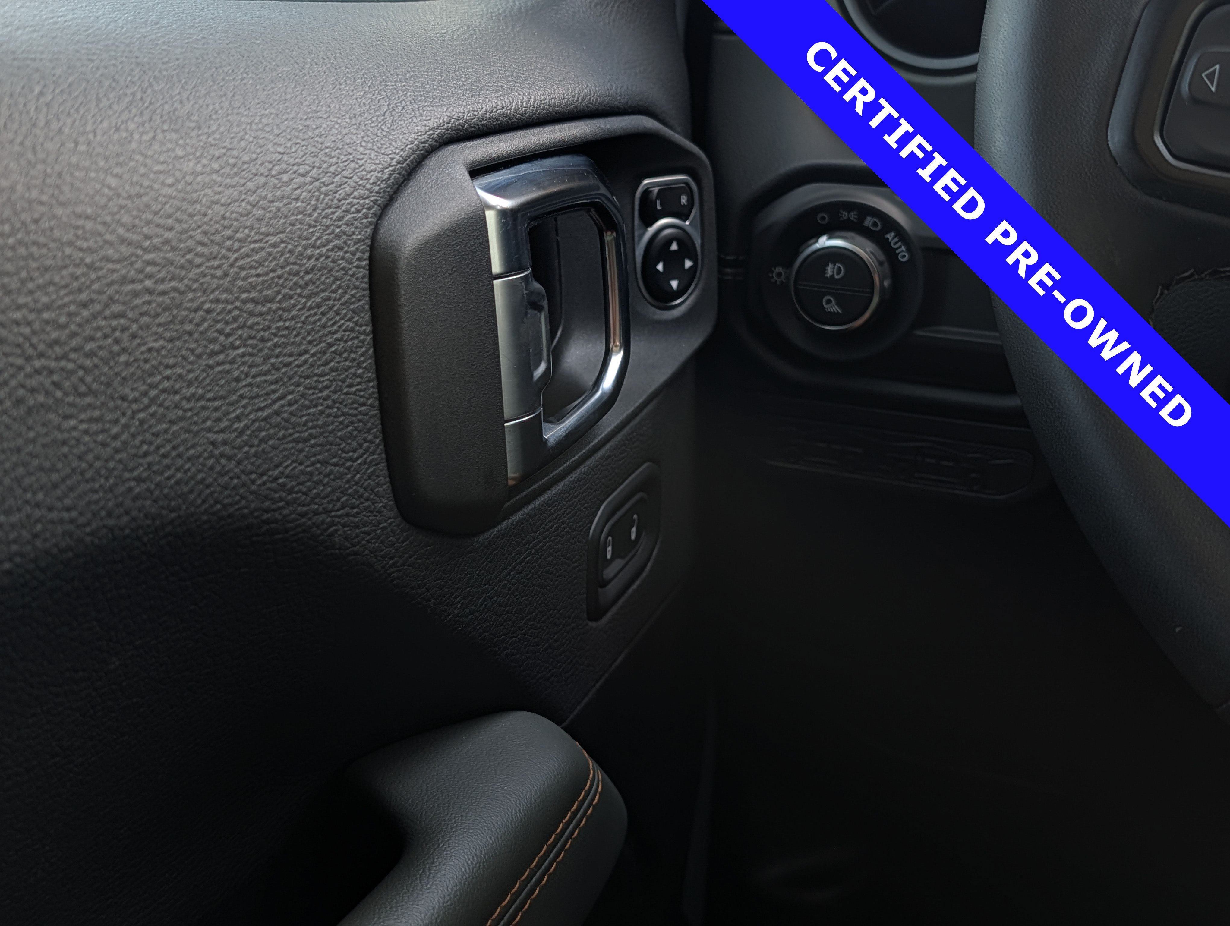 Used 2025 Jeep Gladiator Mojave w/ Convenience Group AWD/4WD image 31