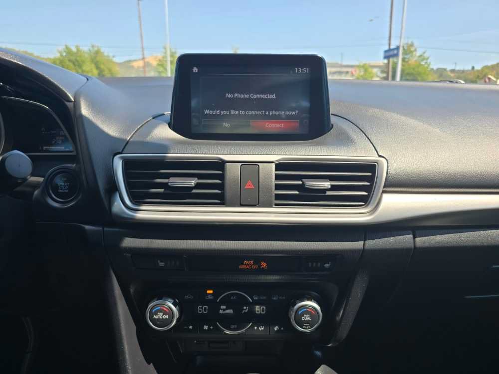 Used 2018 MAZDA MAZDA3 Touring FWD image 12