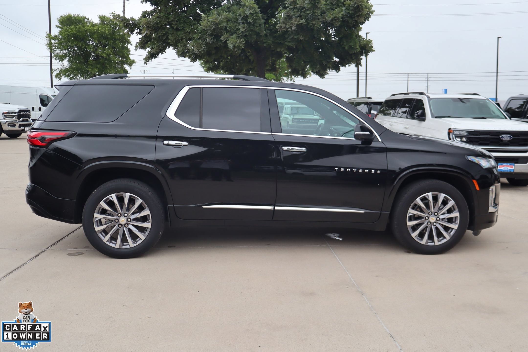Used 2023 Chevrolet Traverse Premier FWD image 2