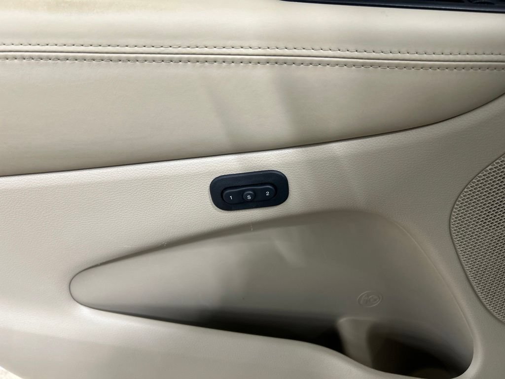 Used 2019 Jeep Grand Cherokee Overland AWD/4WD image 15