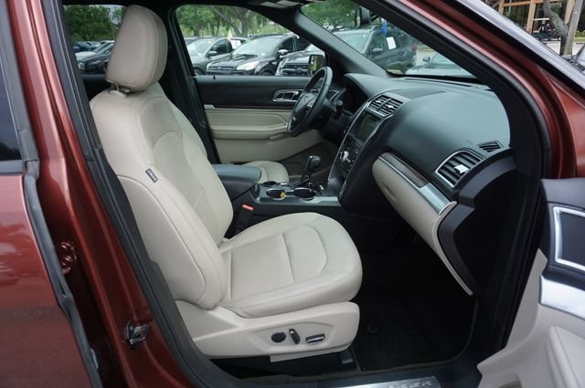Certified 2018 Ford Explorer Limited FWD image 3