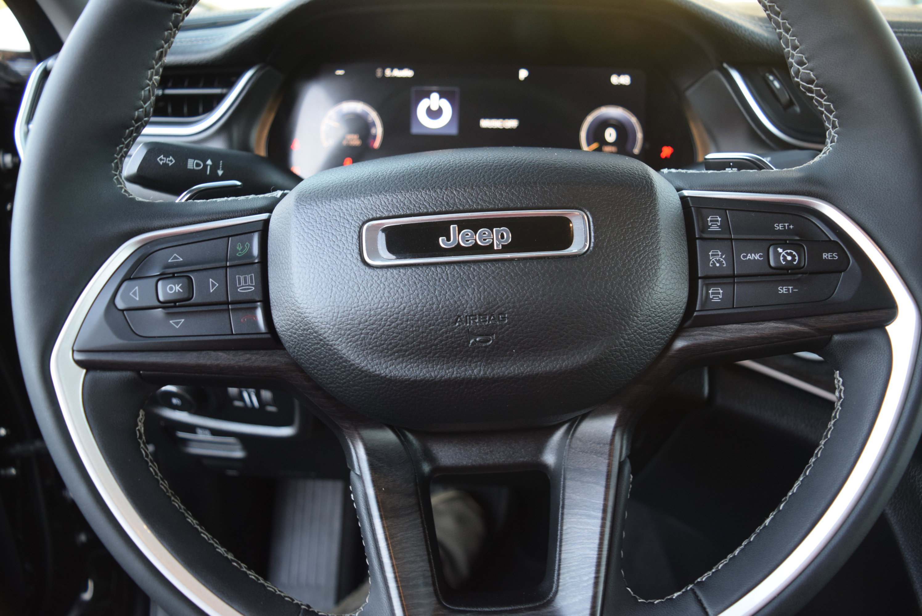 Used 2023 Jeep Grand Cherokee L Limited AWD/4WD image 13
