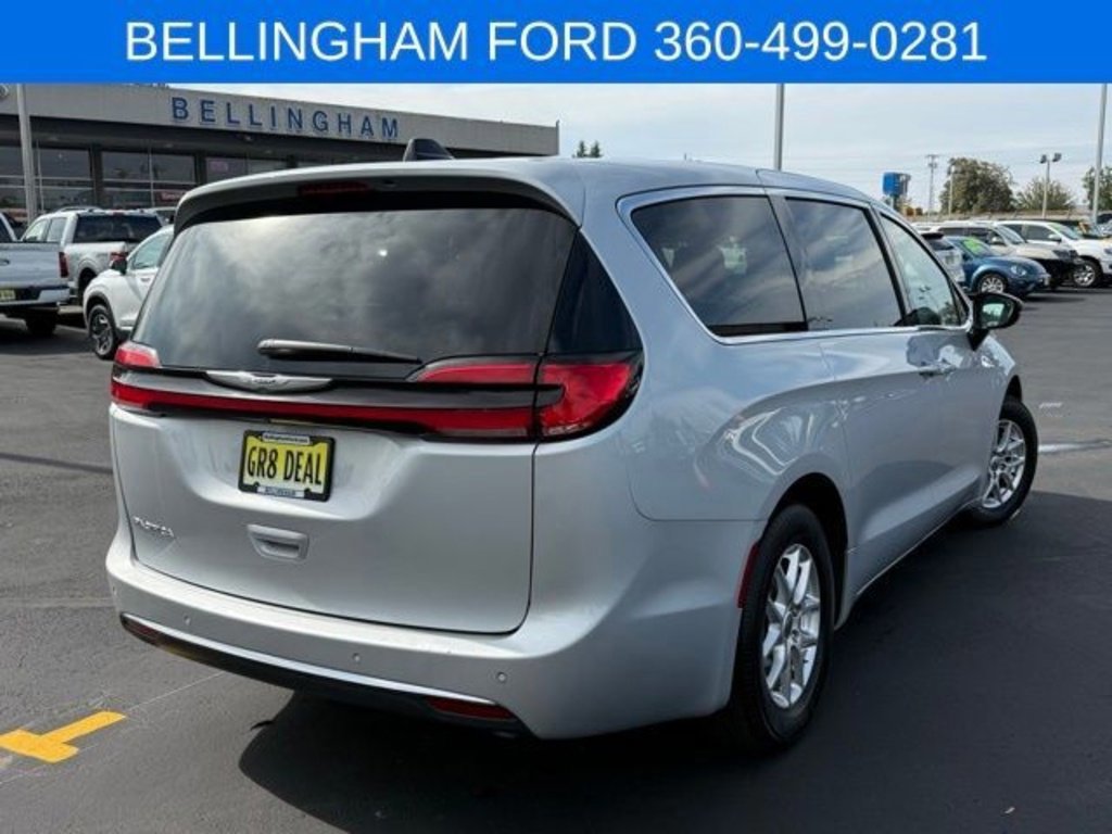 Used 2024 Chrysler Pacifica Touring-L image 3