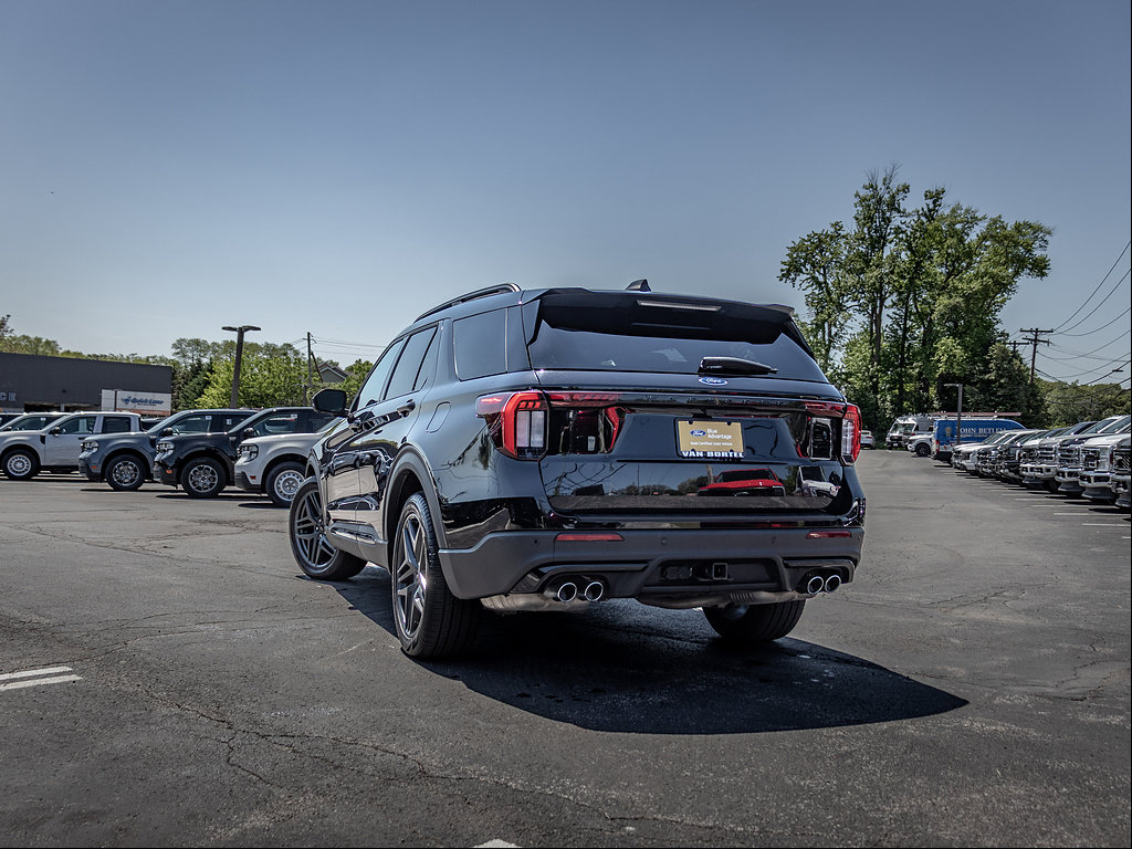 Certified 2025 Ford Explorer ST AWD/4WD image 4