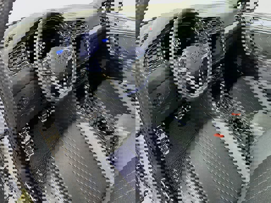 Used 2023 Volkswagen Tiguan SE R-Line image 10