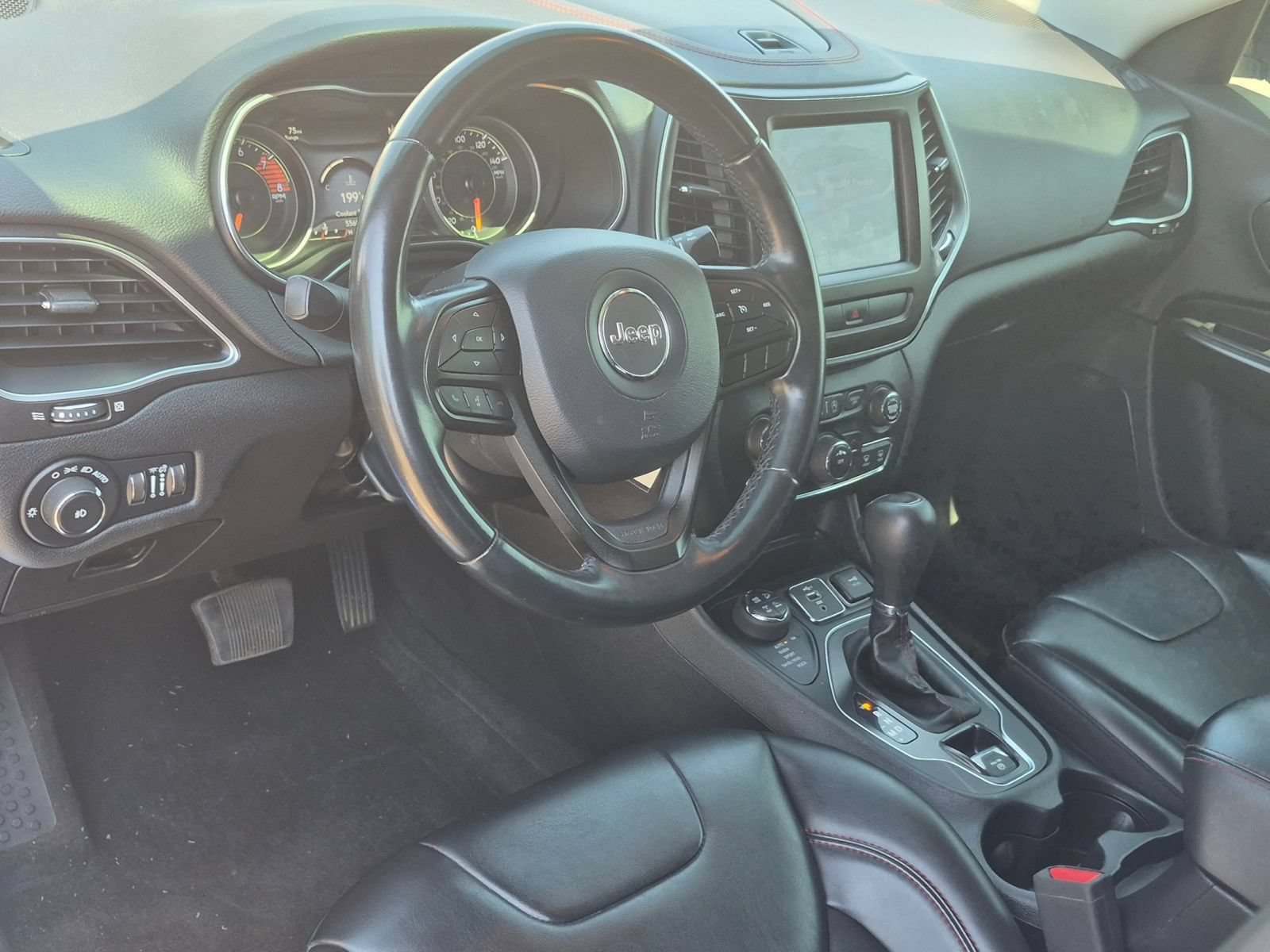 Used 2020 Jeep Cherokee Trailhawk AWD/4WD image 11
