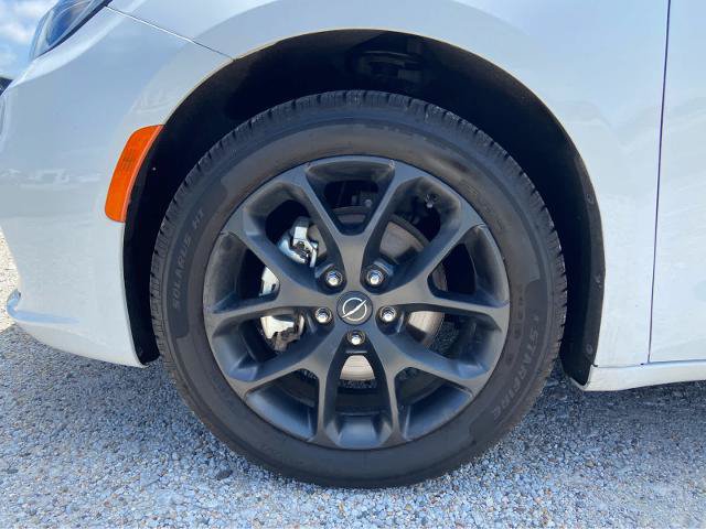 Used 2025 Chrysler Pacifica Limited FWD image 8