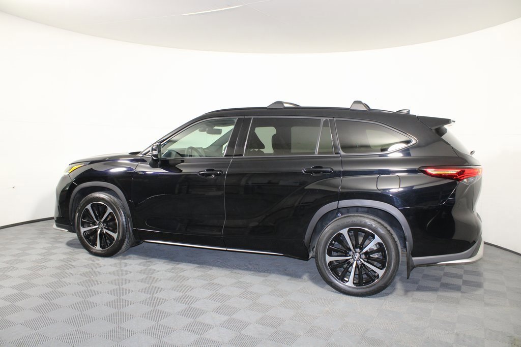 Used 2022 Toyota Highlander XSE image 2