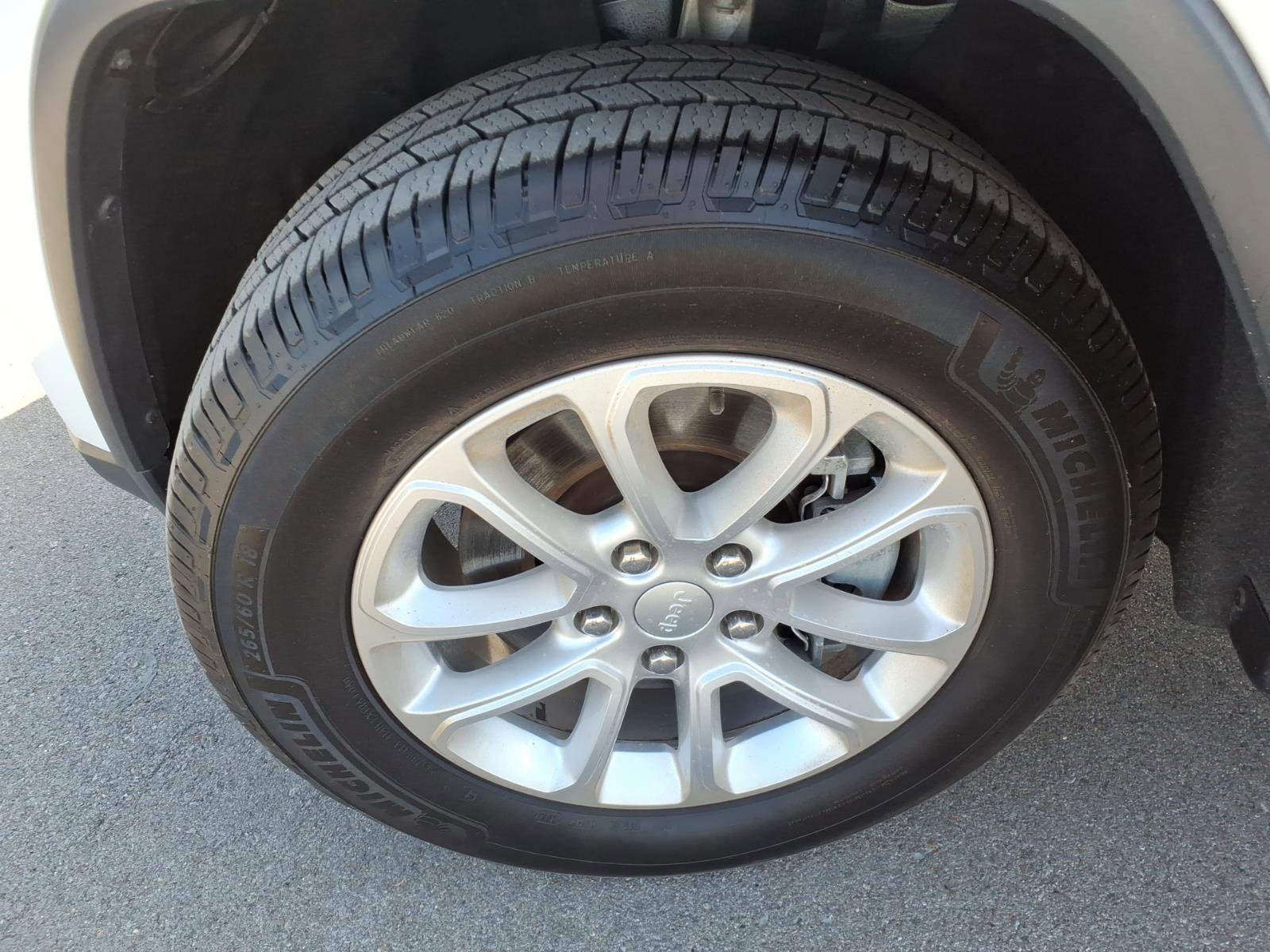 Used 2022 Jeep Grand Cherokee Laredo E RWD image 3