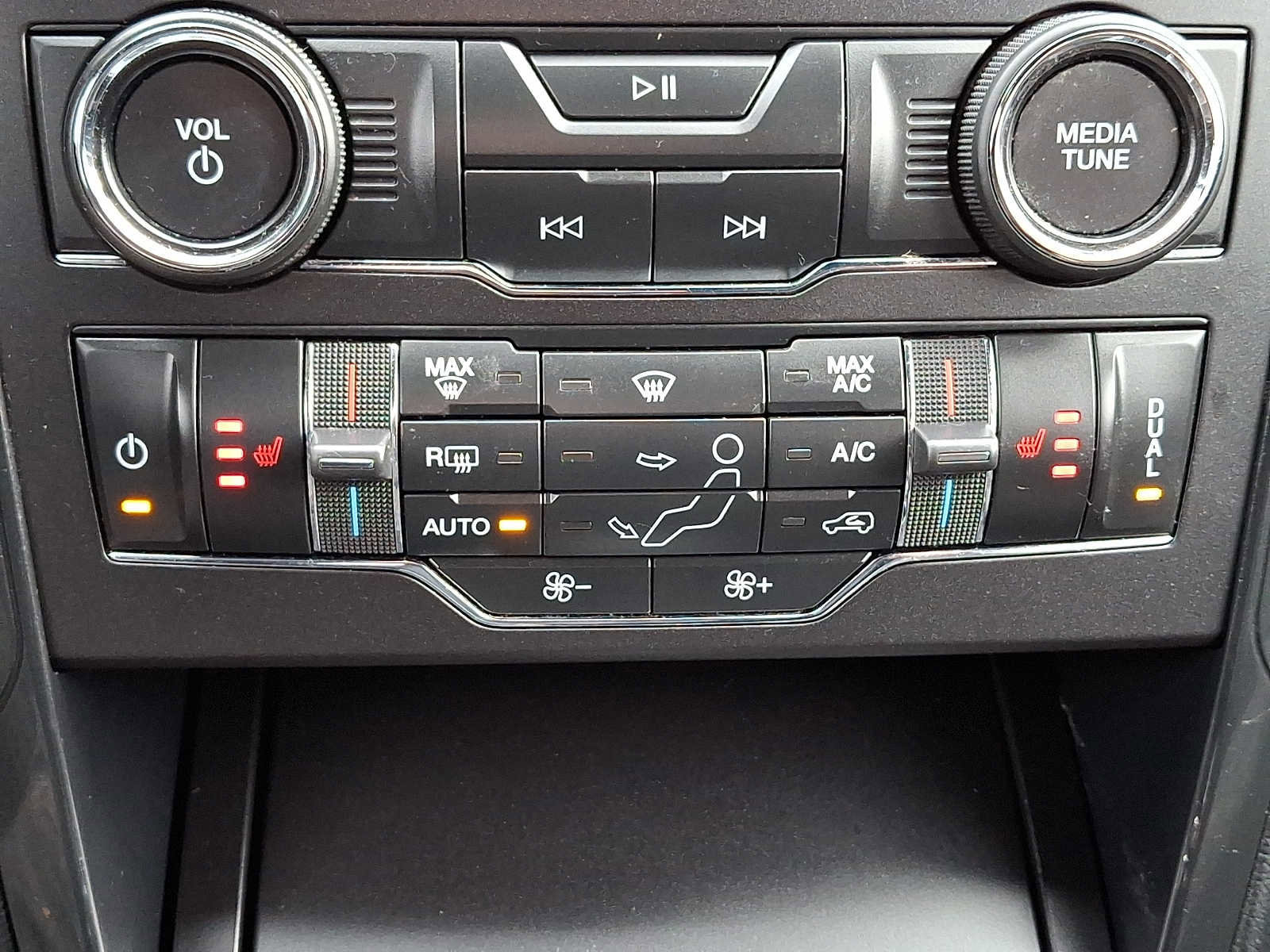 Certified 2019 Ford Explorer XLT w/ Equipment Group 202A image 18