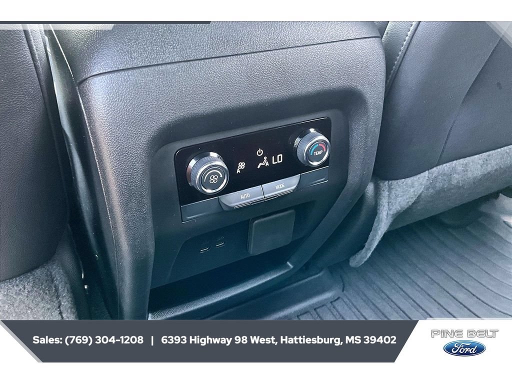 Used 2025 Chevrolet Traverse LT w/ Driver Confidence Package FWD image 25