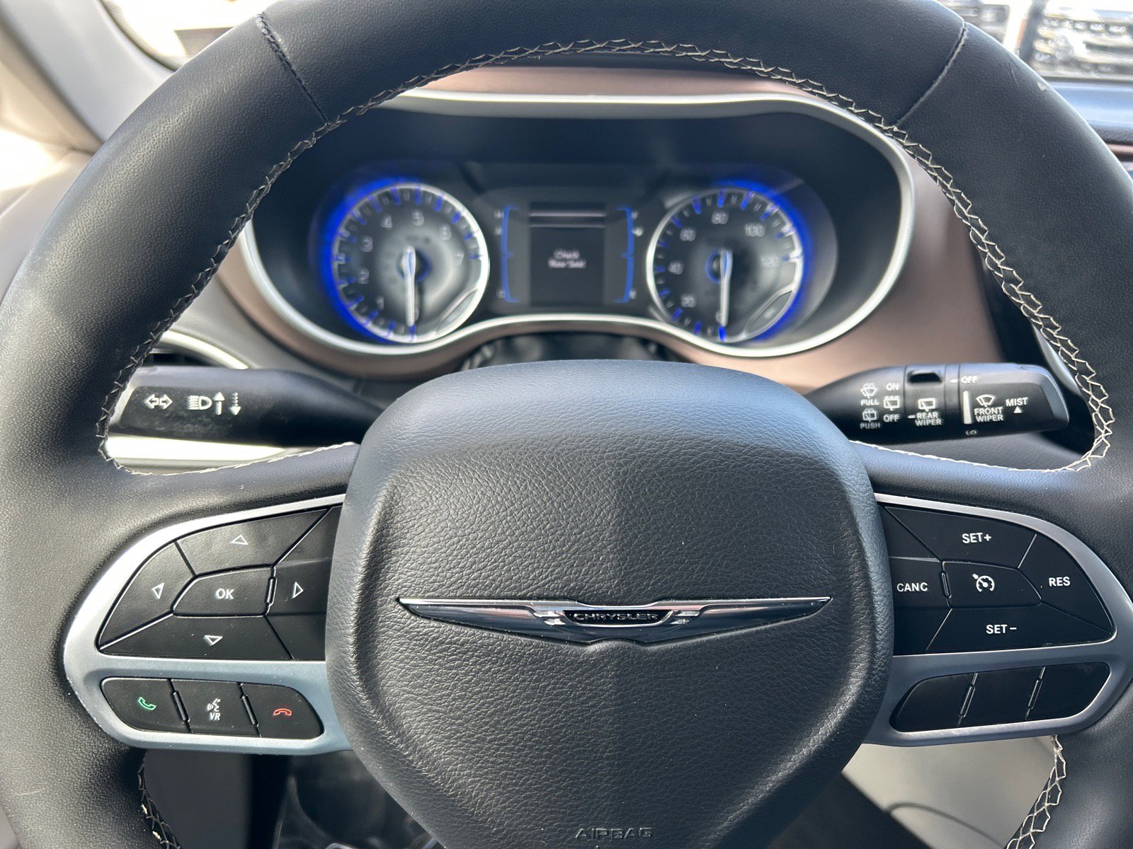 Used 2022 Chrysler Voyager LX image 25