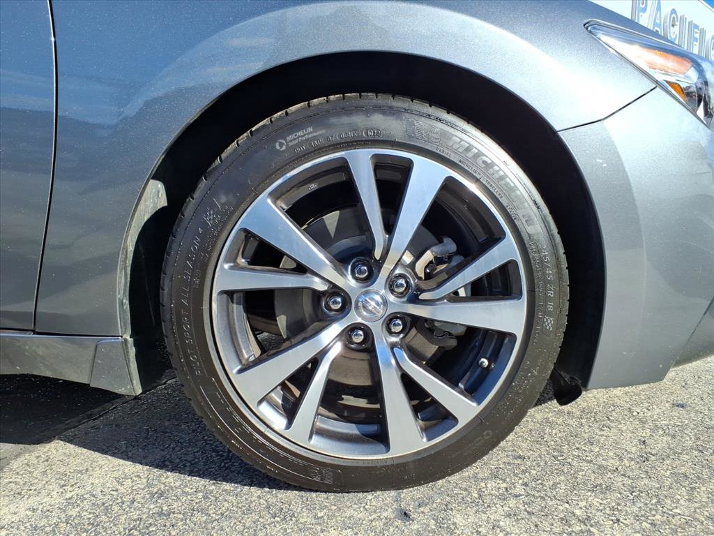 Used 2017 Nissan Maxima Platinum image 9